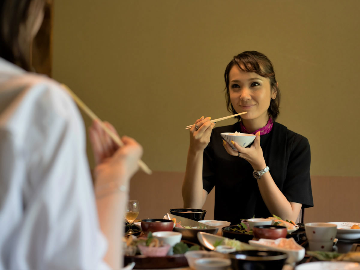 お部屋での食事イメージ